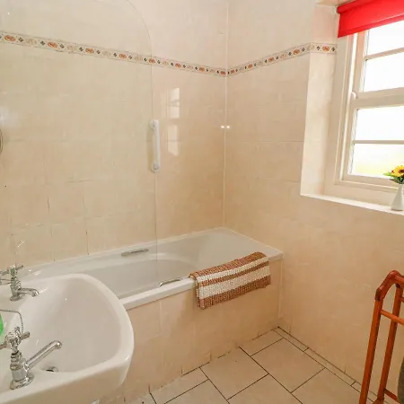 בית נופש No. 7 Tipperary Thatched Cottages ננאג