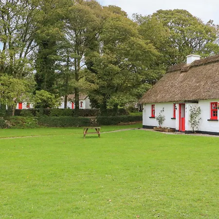 בית נופש No. 7 Tipperary Thatched Cottages ננאג